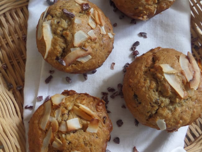 Muffins végétaliens à la banane, noix de coco, et éclats de fèves de cacao