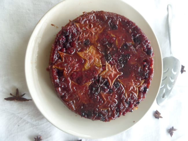 Gâteau tatin à la carambole et aux fruits rouges