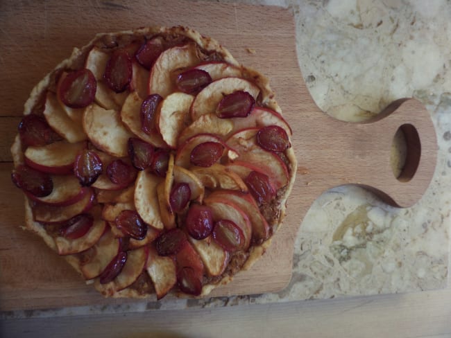 Tarte aux pommes, noix et raisins