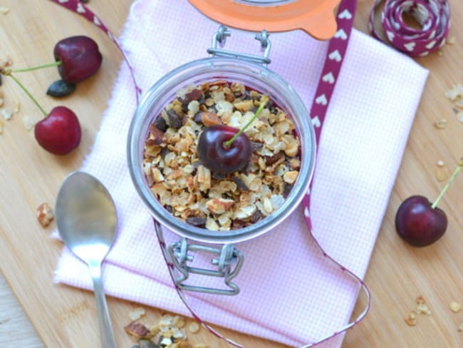 Chia pudding au granola et confiture de cerises