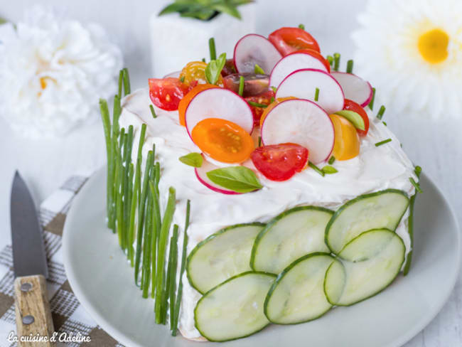 Sandwich cake au saumon fumé et crudités pour un apéro ou un pique-nique