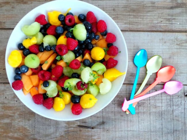 Salade estivale aux deux melons, mangue, framboises, myrtilles et basilic