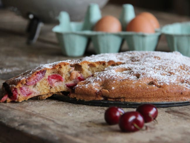 Gâteau grand-mère aux cerises, amandes et cannelle