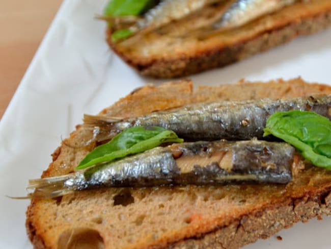 Pain frotté à l'ail et à la tomates, sardinettes à l'huile d'olive, pour un dîner rapide