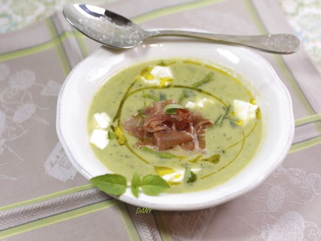 Soupe froide de courgettes au chèvre jambon de parme et basilic