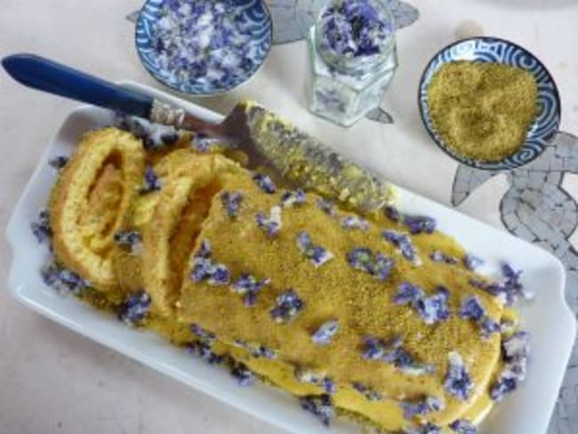 Buche avec crème au beurre, violettes et pistaches