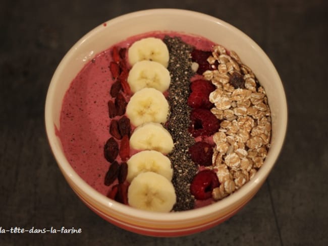 Smoothie bowl fruits rouges et banane