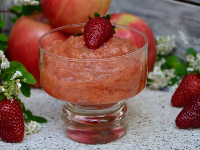 Compote pommes fraises rhubarbe