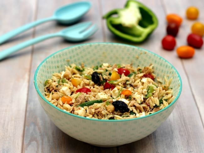 Salade de risetti au thon, feta, pois chiches et légumes pour vos repas d'été