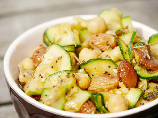 Courgettes, raisins secs et pois chiches en marinade épicée