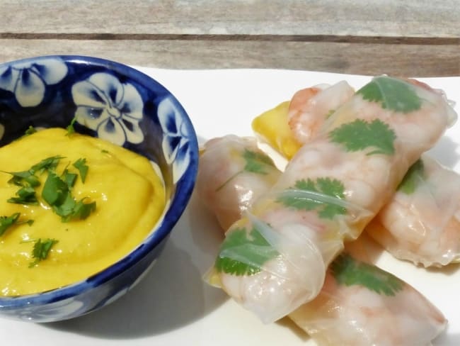 Rouleaux de printemps ou spring rolls crevette mangue, sauce à la mangue