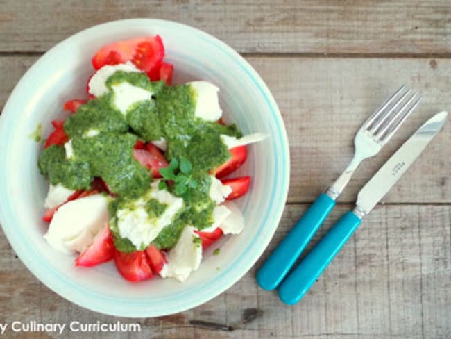 Salade de tomates mozzarella au pesto de basilic et épinards