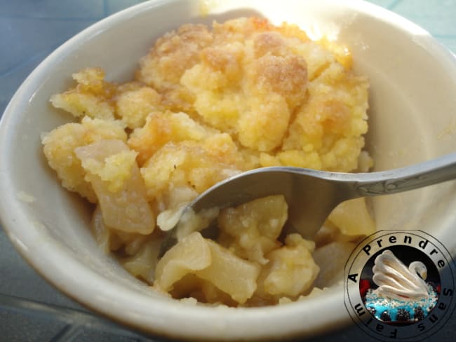 Crumble poire cardamome tiède et boules de glaces