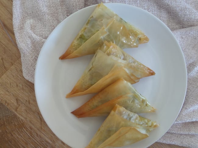 Samossas au four à la pâte filo, garniture de patate douce et de cavolo nero