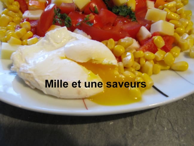 Oeuf poché coulant et sa petite salade poivrons, mais, tomates