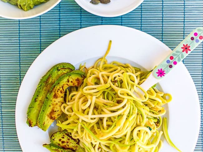 Spaghetti de courgettes à l'avocat poêlé