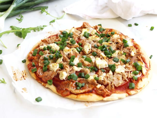 Pizza facile au thon, chèvre, oignon nouveau et tomate