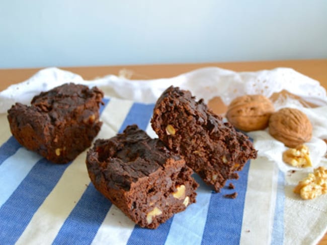 Brownie vegan au chocolat noir, courgettes et noix, sans gluten