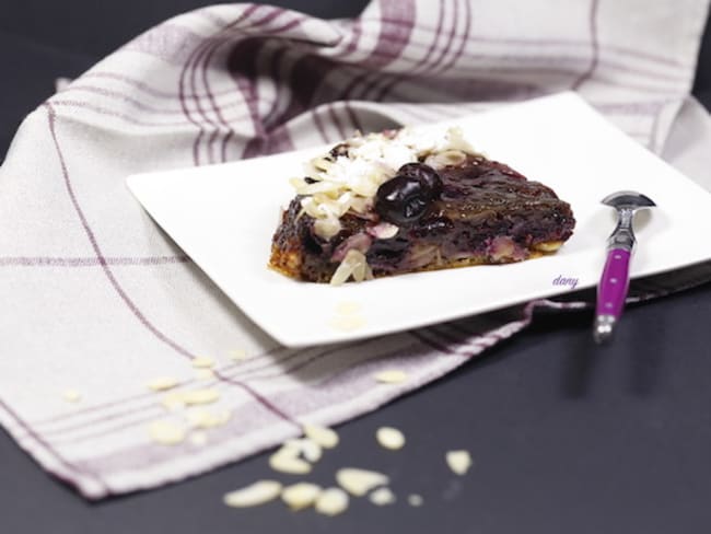 Gâteau tatin aux cerises et aux amandes