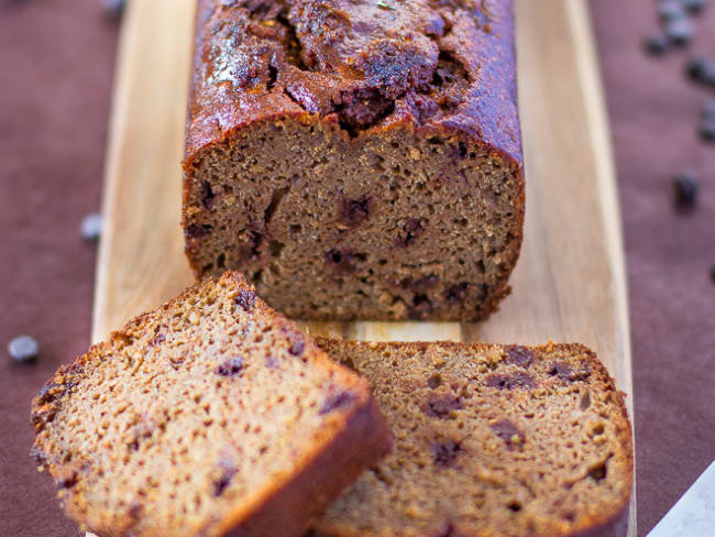 Cake gourmand à la banane, au tahiné et aux pépites de chocolat