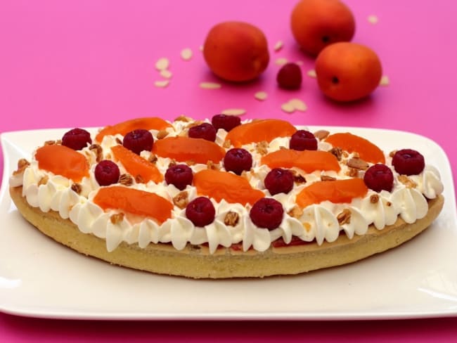 Tarte à l'amande, framboises, abricots et chantilly au chocolat blanc