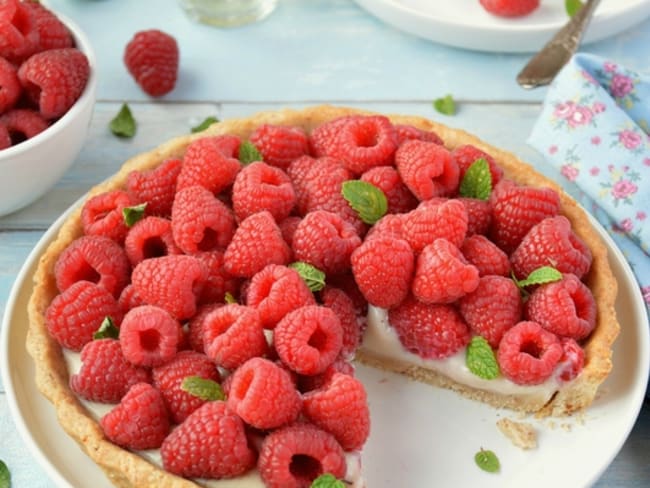 Tarte aux framboises avec crème pâtissière à l'amande