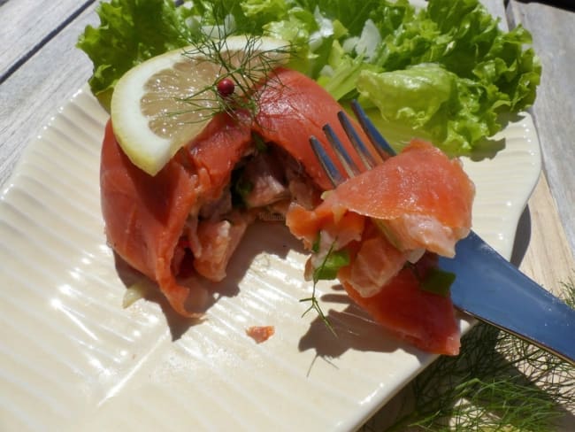 Tartare de saumon frais en habit de saumon fumé