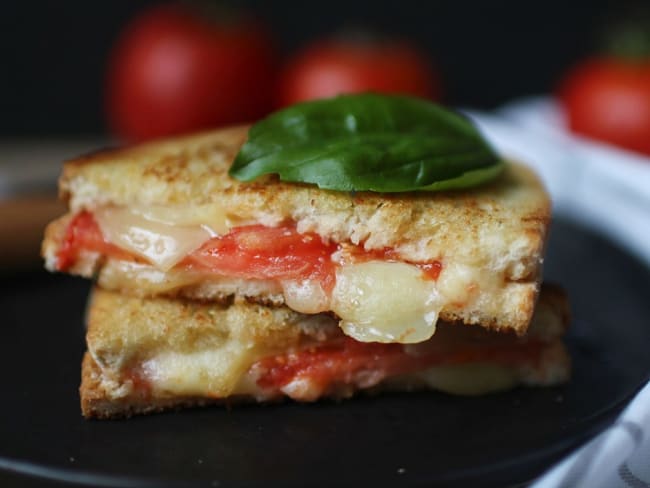 Grilled cheese sandwich aux tomates et au basilic