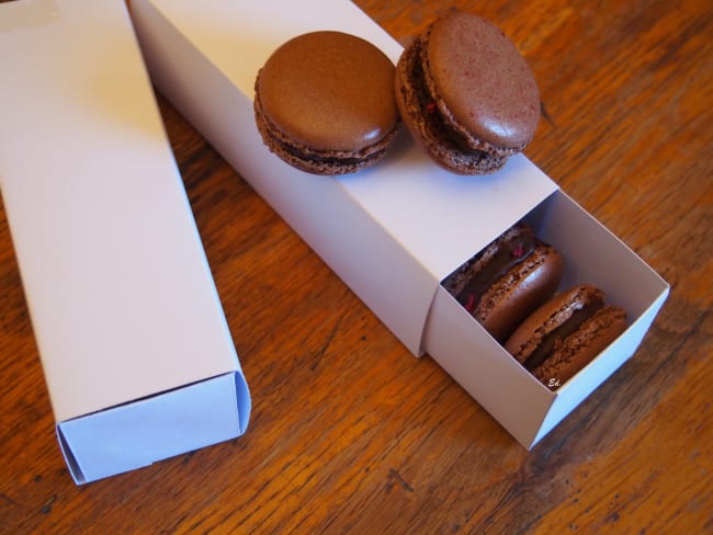 Macarons tout chocolat et ganache chocolat aux éclats de framboises