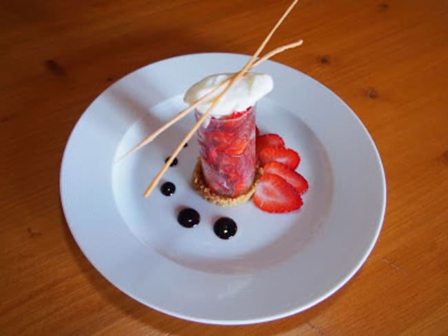 Tubes en sucre - Brunoise de fraises, sablé cassonade et sorbet fromage blanc