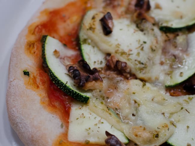 Pizza à la courgette, au chèvre et aux noix