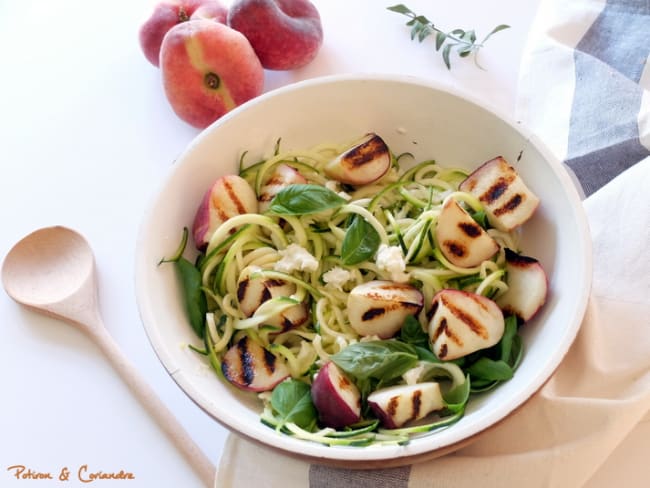 Spaghettis de courgettes, pêches grillées, mozzarella et basilic