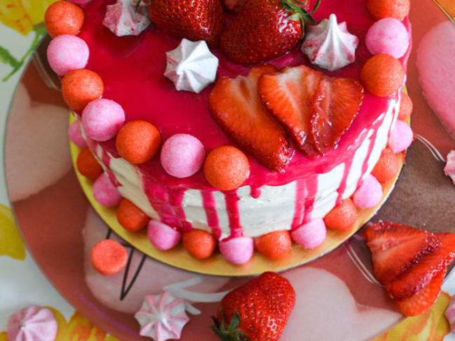 Layer cake d'anniversaire girly vanille fraises