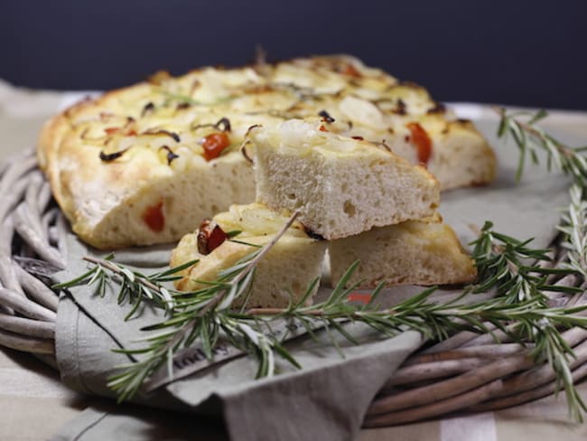 Focaccia au parmesan oignon tomate et romarin