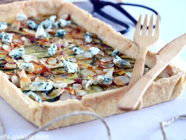 Tarte fine aux courgettes, fromage bleu et amandes effilées