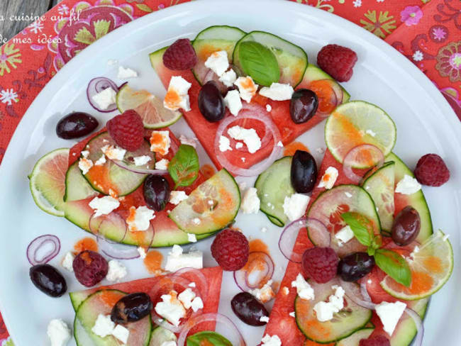 Pizza-pastèque au concombre, feta, olives, citron vert et framboises : une entrée originale et savoureuse