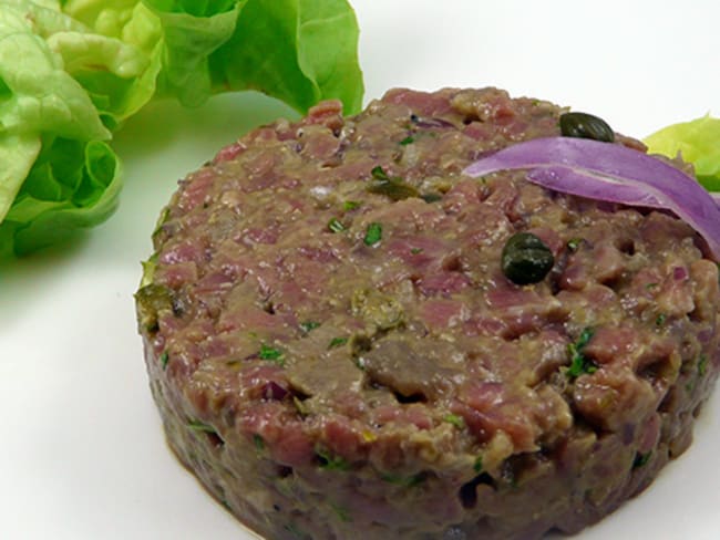 Tartare de boeuf haché au couteau au tabasco