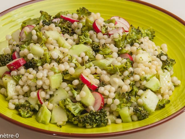 Salade de fregola sarda, brocolis, concombre et radis