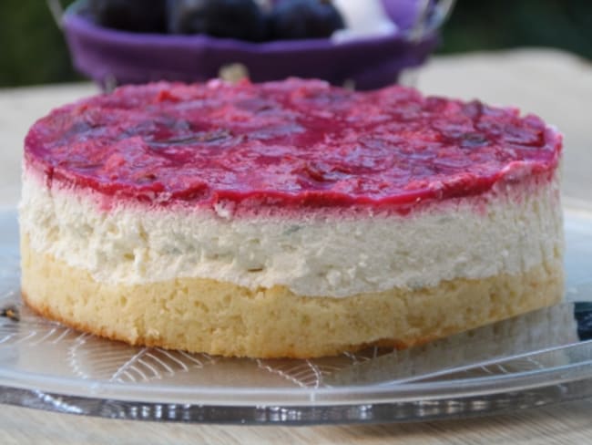 Gâteau moelleux au fromage blanc, citron vert, gelée de prunes rouges