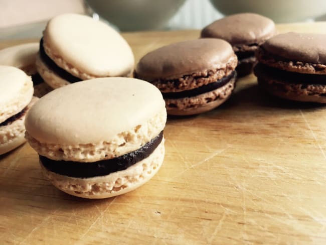 Macarons chocolat et chocolat au cœur banane et citron vert 