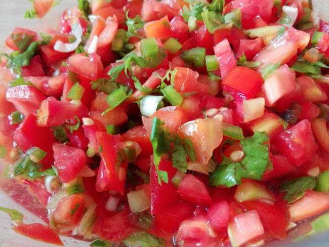 Salade de tomates relevée