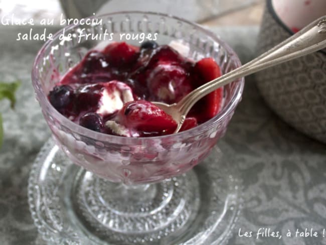 Glace au brocciu, salade de fruits rouges