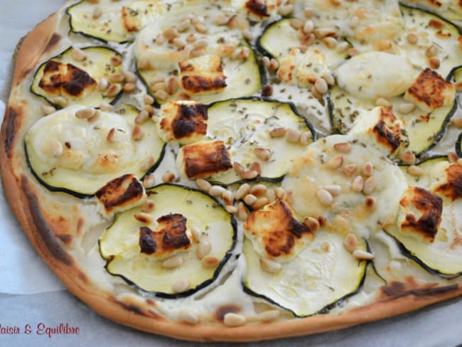 Pizza courgette, feta, mozza, yaourt grec et pignons de pin