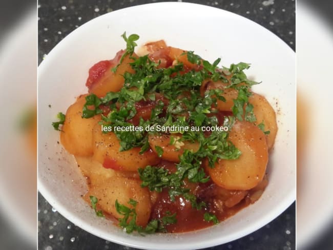 Pommes de terre à l'oignon et sauce tomate