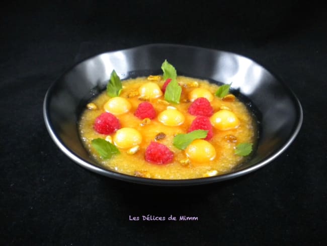 Gaspacho de melon aux framboises et aux pignons caramélisés 