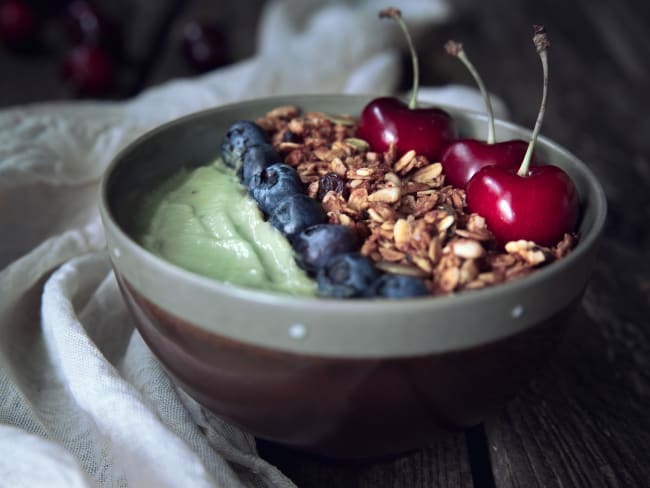 Smoothie bowl avocat, banane, myrtilles et granola vegan, IG bas, sans gluten