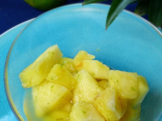 Salade de fruits exotiques d'ananas au citron vert