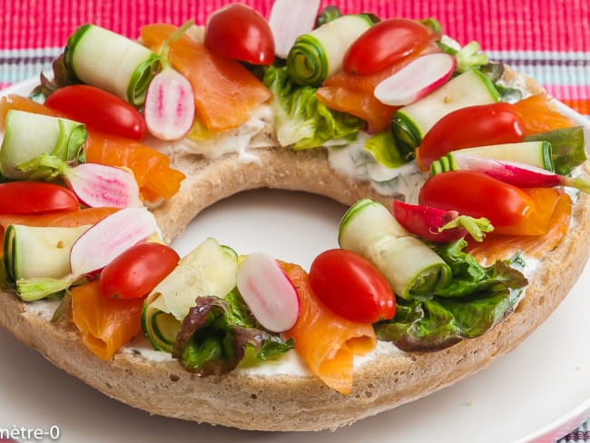 Couronne de pain aux légumes d'été et truite fumée