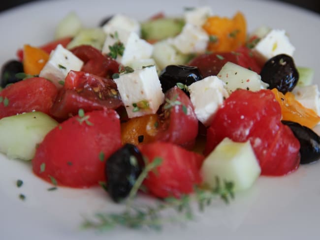 Salade grecque facile, tomate, concombre et feta, une belle entrée fraiche et légère