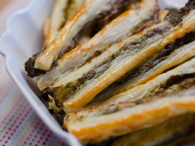 Bâtonnets feuilletés pour l’apéro, au pesto et aux anchois